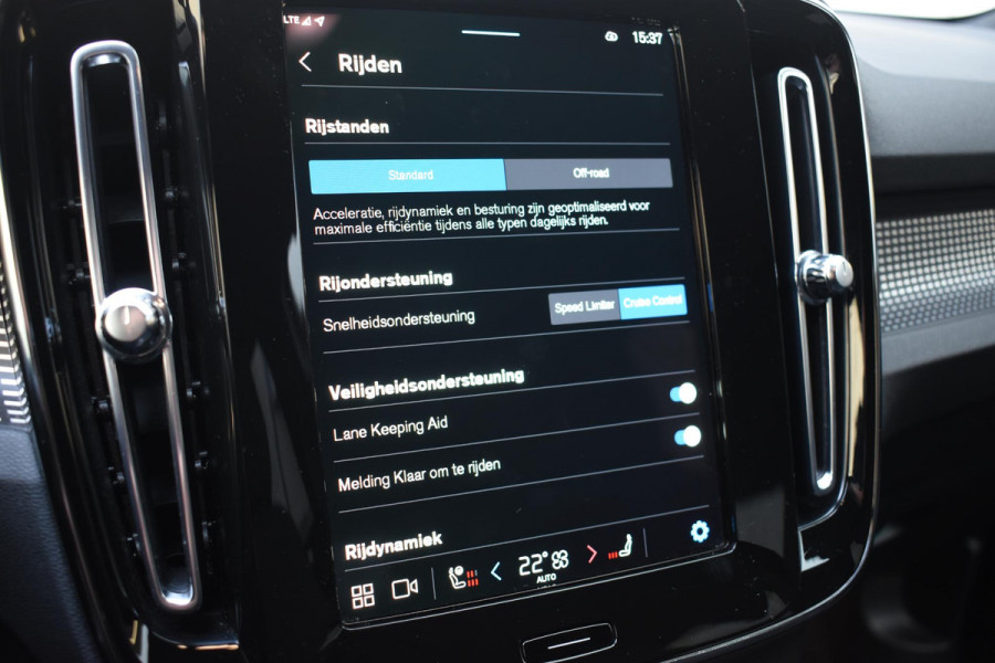 Volvo XC40 231PK Recharge Pure Electric Core Navigatie / Stoelverwarming / Stuurverwarming / Elektrische achterklep / Cruise control / 19" / All season banden