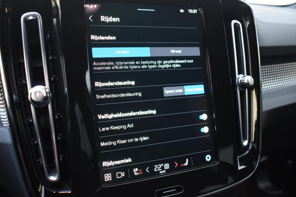 Volvo XC40 231PK Recharge Pure Electric Core Navigatie / Stoelverwarming / Stuurverwarming / Elektrische achterklep / Cruise control / 19" / All season banden