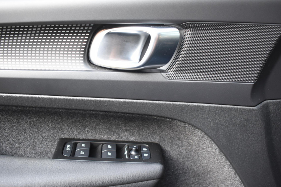 Volvo XC40 231PK Recharge Pure Electric Core Navigatie / Stoelverwarming / Stuurverwarming / Elektrische achterklep / Cruise control / 19" / All season banden