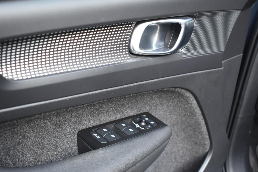 Volvo XC40 231PK Recharge Pure Electric Core Navigatie / Stoelverwarming / Stuurverwarming / Elektrische achterklep / Cruise control / 19" / All season banden