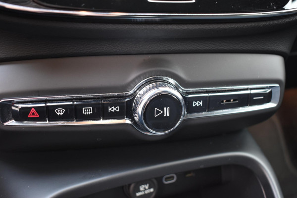 Volvo XC40 231PK Recharge Pure Electric Core Navigatie / Stoelverwarming / Stuurverwarming / Elektrische achterklep / Cruise control / 19" / All season banden