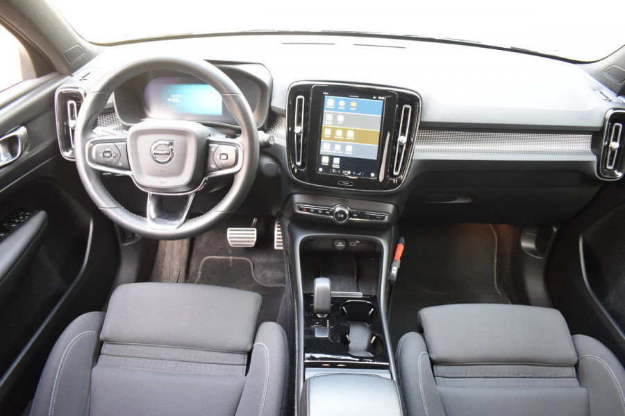 Volvo XC40 231PK Recharge Pure Electric Core Navigatie / Stoelverwarming / Stuurverwarming / Elektrische achterklep / Cruise control / 19" / All season banden