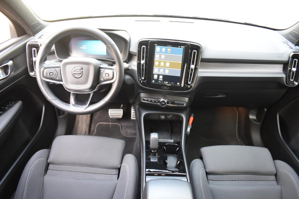 Volvo XC40 231PK Recharge Pure Electric Core Navigatie / Stoelverwarming / Stuurverwarming / Elektrische achterklep / Cruise control / 19" / All season banden