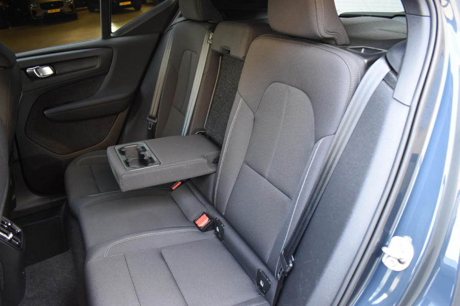 Volvo XC40 231PK Recharge Pure Electric Core Navigatie / Stoelverwarming / Stuurverwarming / Elektrische achterklep / Cruise control / 19" / All season banden