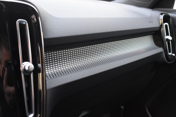 Volvo XC40 231PK Recharge Pure Electric Core Navigatie / Stoelverwarming / Stuurverwarming / Elektrische achterklep / Cruise control / 19" / All season banden