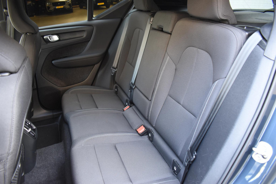 Volvo XC40 231PK Recharge Pure Electric Core Navigatie / Stoelverwarming / Stuurverwarming / Elektrische achterklep / Cruise control / 19" / All season banden