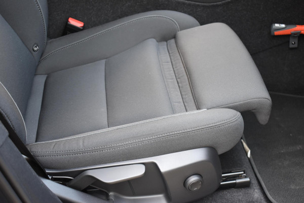 Volvo XC40 231PK Recharge Pure Electric Core Navigatie / Stoelverwarming / Stuurverwarming / Elektrische achterklep / Cruise control / 19" / All season banden