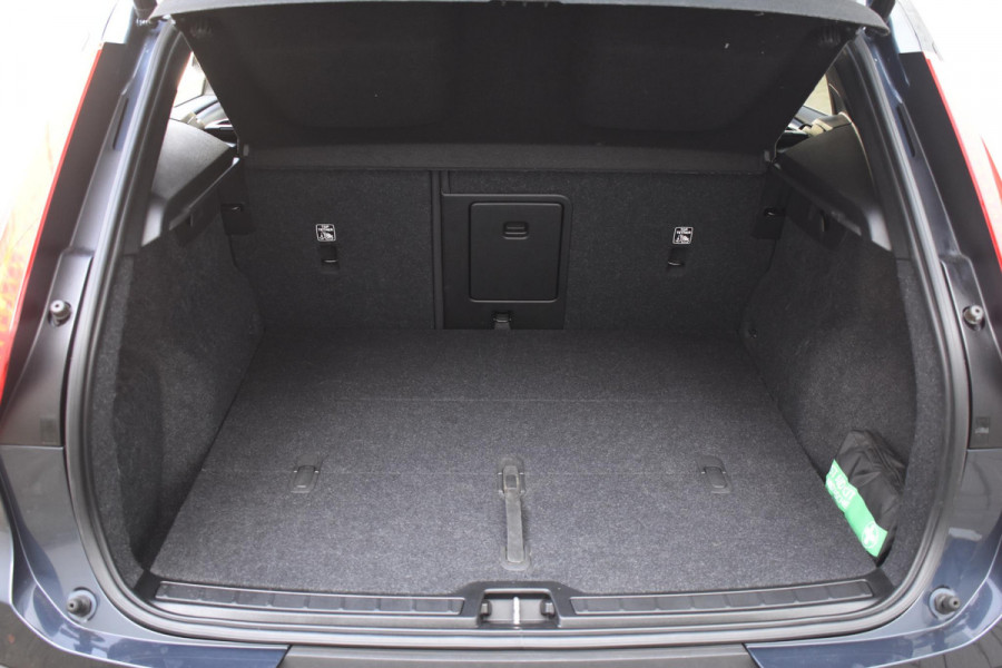 Volvo XC40 231PK Recharge Pure Electric Core Navigatie / Stoelverwarming / Stuurverwarming / Elektrische achterklep / Cruise control / 19" / All season banden