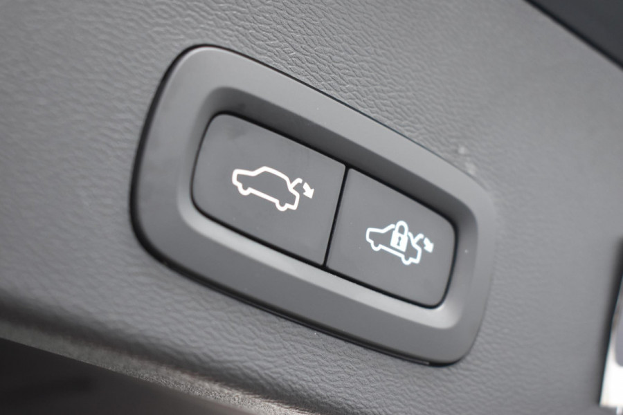 Volvo XC40 231PK Recharge Pure Electric Core Navigatie / Stoelverwarming / Stuurverwarming / Elektrische achterklep / Cruise control / 19" / All season banden