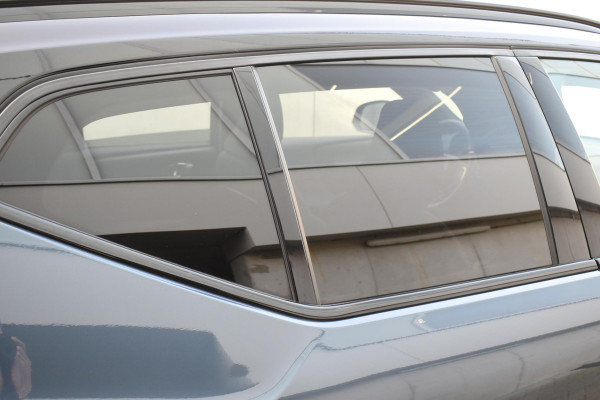 Volvo XC40 231PK Recharge Pure Electric Core Navigatie / Stoelverwarming / Stuurverwarming / Elektrische achterklep / Cruise control / 19" / All season banden