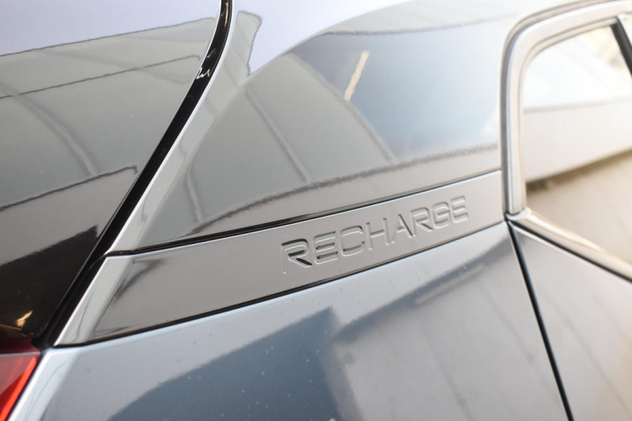 Volvo XC40 231PK Recharge Pure Electric Core Navigatie / Stoelverwarming / Stuurverwarming / Elektrische achterklep / Cruise control / 19" / All season banden