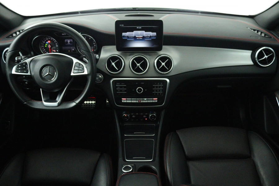 Mercedes-Benz CLA-Klasse 180 Prestige Automaat (PANORAMADAK, STOELVERWARMING, CLIMA, CAMERA)