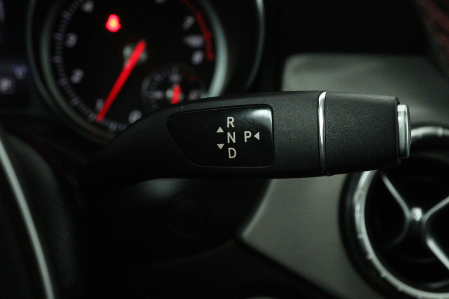 Mercedes-Benz CLA-Klasse 180 Prestige Automaat (PANORAMADAK, STOELVERWARMING, CLIMA, CAMERA)