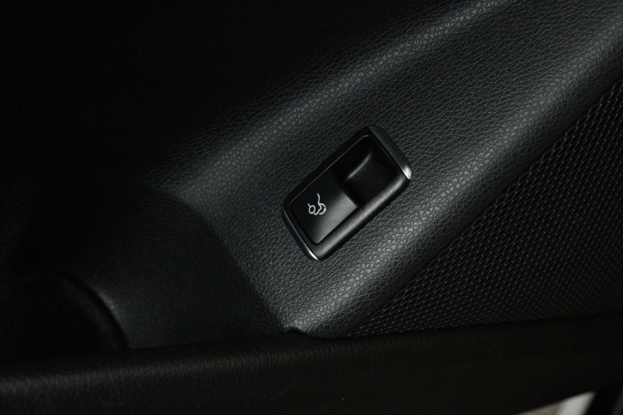 Mercedes-Benz CLA-Klasse 180 Prestige Automaat (PANORAMADAK, STOELVERWARMING, CLIMA, CAMERA)