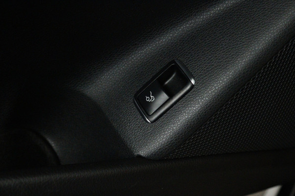 Mercedes-Benz CLA-Klasse 180 Prestige Automaat (PANORAMADAK, STOELVERWARMING, CLIMA, CAMERA)