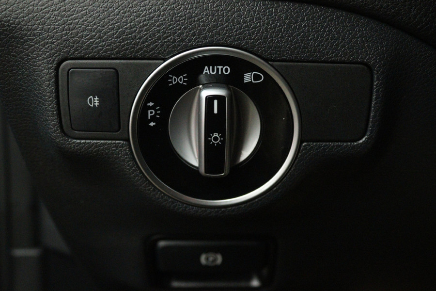 Mercedes-Benz CLA-Klasse 180 Prestige Automaat (PANORAMADAK, STOELVERWARMING, CLIMA, CAMERA)