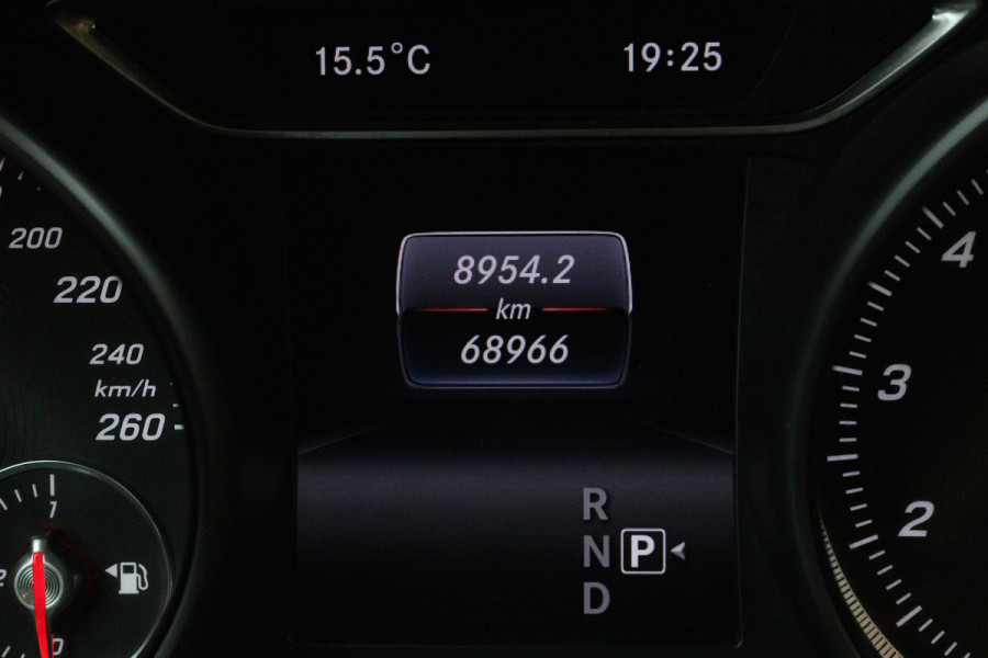 Mercedes-Benz CLA-Klasse 180 Prestige Automaat (PANORAMADAK, STOELVERWARMING, CLIMA, CAMERA)
