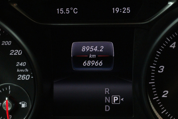 Mercedes-Benz CLA-Klasse 180 Prestige Automaat (PANORAMADAK, STOELVERWARMING, CLIMA, CAMERA)