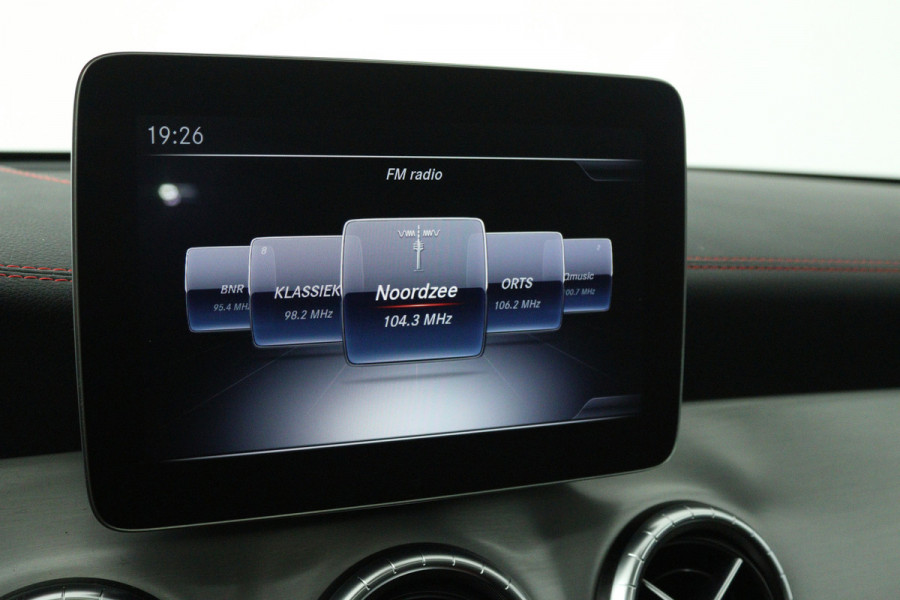 Mercedes-Benz CLA-Klasse 180 Prestige Automaat (PANORAMADAK, STOELVERWARMING, CLIMA, CAMERA)