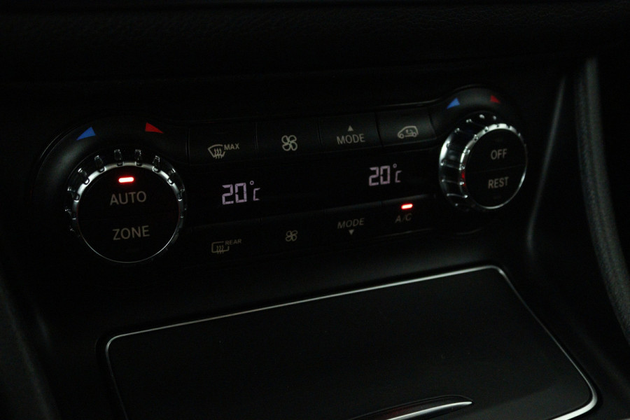 Mercedes-Benz CLA-Klasse 180 Prestige Automaat (PANORAMADAK, STOELVERWARMING, CLIMA, CAMERA)