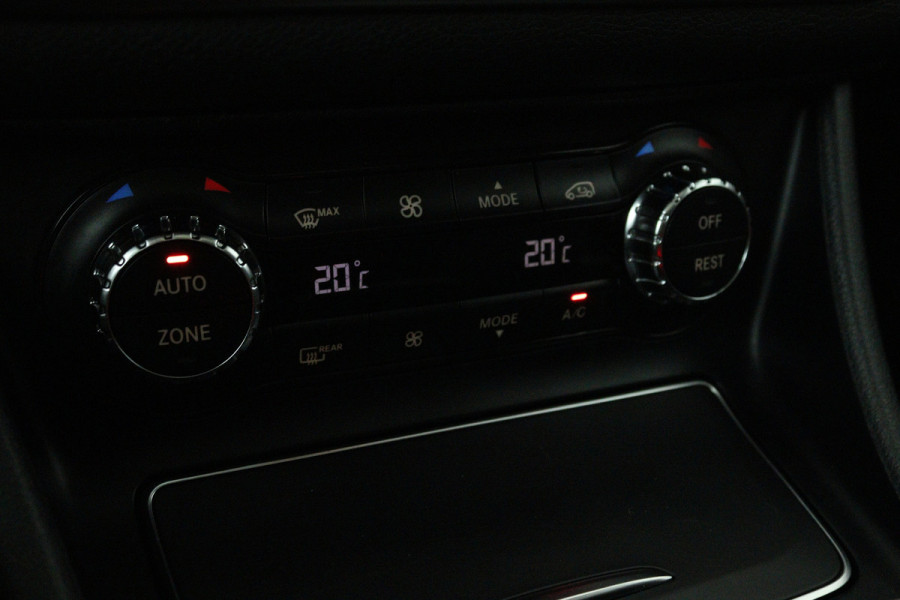 Mercedes-Benz CLA-Klasse 180 Prestige Automaat (PANORAMADAK, STOELVERWARMING, CLIMA, CAMERA)