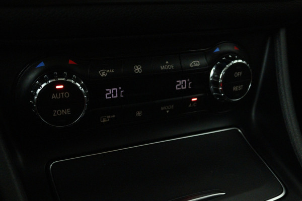 Mercedes-Benz CLA-Klasse 180 Prestige Automaat (PANORAMADAK, STOELVERWARMING, CLIMA, CAMERA)