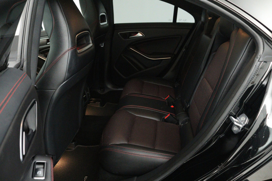 Mercedes-Benz CLA-Klasse 180 Prestige Automaat (PANORAMADAK, STOELVERWARMING, CLIMA, CAMERA)