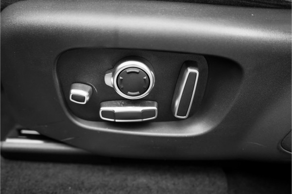 Land Rover Range Rover Velar 3.0 V6 AWD First Edition Pano Leder 22"