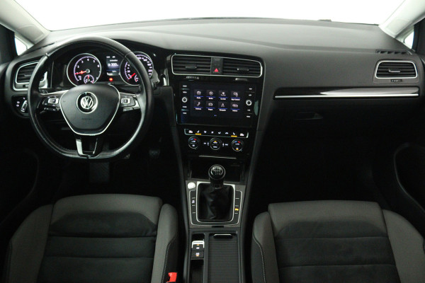 Volkswagen Golf 1.5 TSI Highline Business R-Line (NAVIGATIE, STOELVERWARMING, LED, MASSAGE STOELEN, PDC)