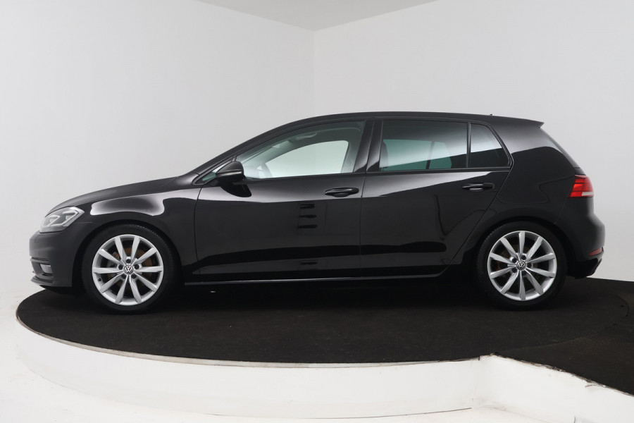 Volkswagen Golf 1.5 TSI Highline Business R-Line (NAVIGATIE, STOELVERWARMING, LED, MASSAGE STOELEN, PDC)