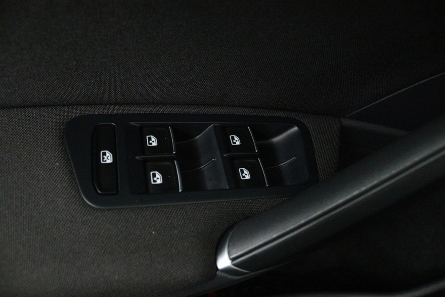 Volkswagen Golf 1.5 TSI Highline Business R-Line (NAVIGATIE, STOELVERWARMING, LED, MASSAGE STOELEN, PDC)