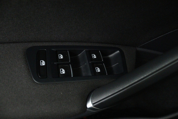 Volkswagen Golf 1.5 TSI Highline Business R-Line (NAVIGATIE, STOELVERWARMING, LED, MASSAGE STOELEN, PDC)