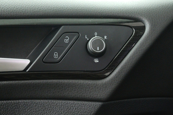 Volkswagen Golf 1.5 TSI Highline Business R-Line (NAVIGATIE, STOELVERWARMING, LED, MASSAGE STOELEN, PDC)