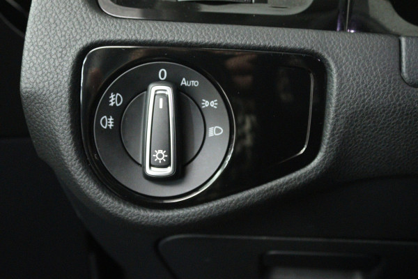 Volkswagen Golf 1.5 TSI Highline Business R-Line (NAVIGATIE, STOELVERWARMING, LED, MASSAGE STOELEN, PDC)