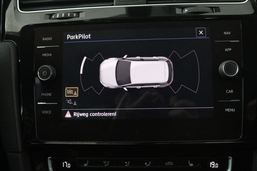 Volkswagen Golf 1.5 TSI Highline Business R-Line (NAVIGATIE, STOELVERWARMING, LED, MASSAGE STOELEN, PDC)