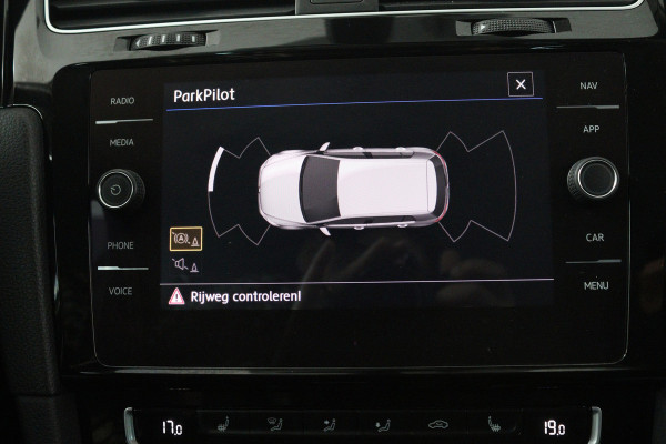 Volkswagen Golf 1.5 TSI Highline Business R-Line (NAVIGATIE, STOELVERWARMING, LED, MASSAGE STOELEN, PDC)