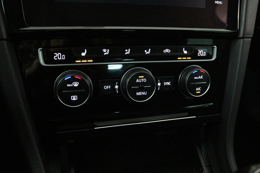 Volkswagen Golf 1.5 TSI Highline Business R-Line (NAVIGATIE, STOELVERWARMING, LED, MASSAGE STOELEN, PDC)