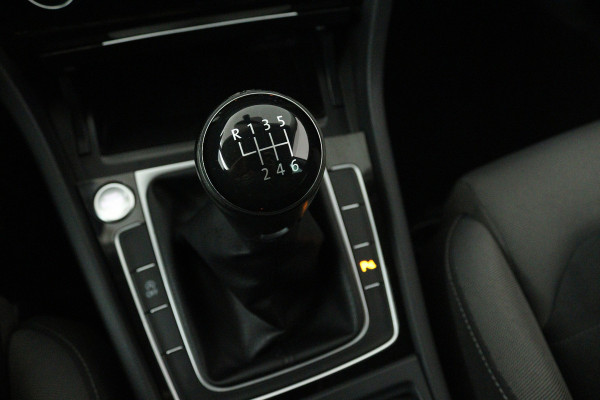 Volkswagen Golf 1.5 TSI Highline Business R-Line (NAVIGATIE, STOELVERWARMING, LED, MASSAGE STOELEN, PDC)