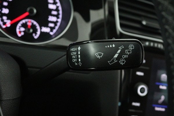 Volkswagen Golf 1.5 TSI Highline Business R-Line (NAVIGATIE, STOELVERWARMING, LED, MASSAGE STOELEN, PDC)