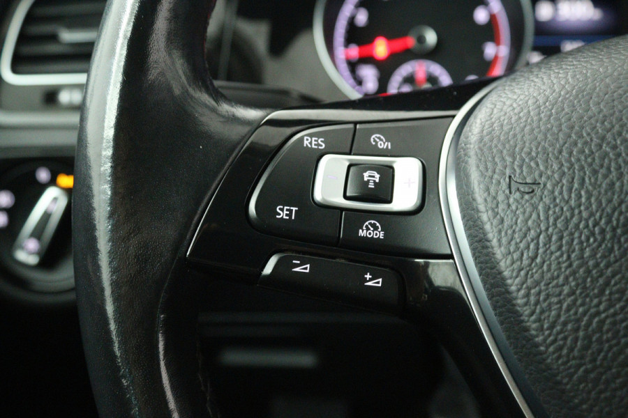 Volkswagen Golf 1.5 TSI Highline Business R-Line (NAVIGATIE, STOELVERWARMING, LED, MASSAGE STOELEN, PDC)