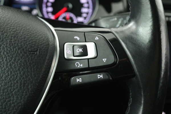 Volkswagen Golf 1.5 TSI Highline Business R-Line (NAVIGATIE, STOELVERWARMING, LED, MASSAGE STOELEN, PDC)