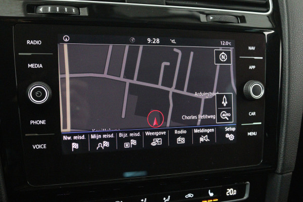 Volkswagen Golf 1.5 TSI Highline Business R-Line (NAVIGATIE, STOELVERWARMING, LED, MASSAGE STOELEN, PDC)