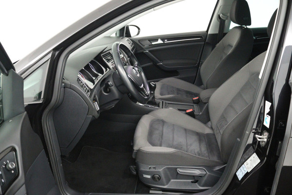 Volkswagen Golf 1.5 TSI Highline Business R-Line (NAVIGATIE, STOELVERWARMING, LED, MASSAGE STOELEN, PDC)