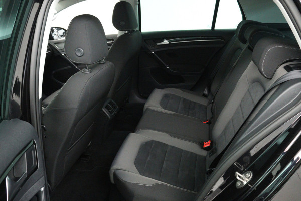 Volkswagen Golf 1.5 TSI Highline Business R-Line (NAVIGATIE, STOELVERWARMING, LED, MASSAGE STOELEN, PDC)