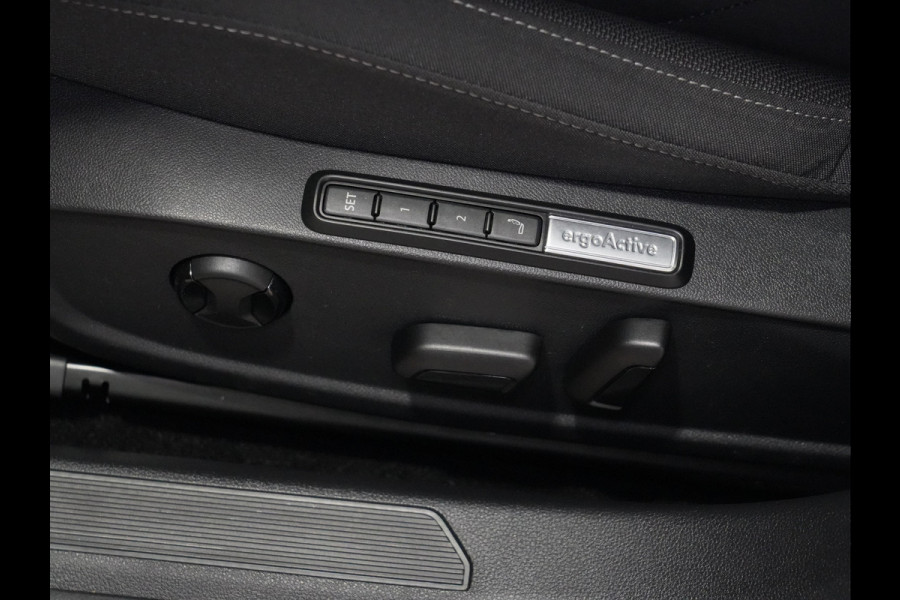 Volkswagen Golf 1.0 TSI 110pk Life Business Navigatie Stoelverwarming Pdc Acc 253