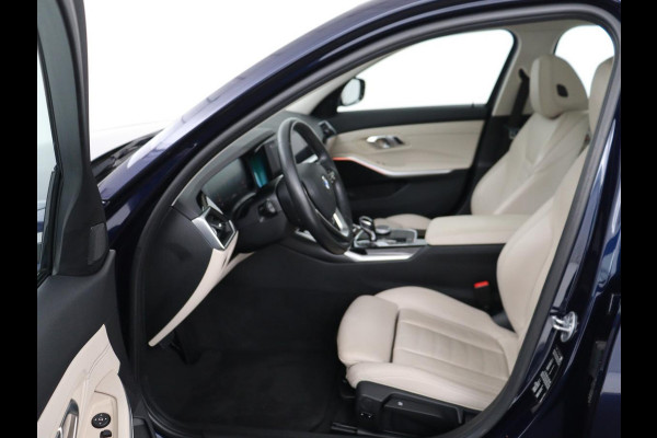 BMW 3-serie 320i High Executive Edition | Panoramadak | Leder | Stoel & Stuurverwarming | Adaptive Cruise | Sfeerverlichting