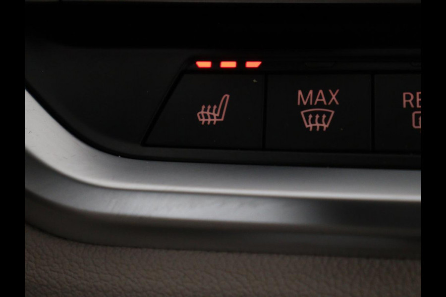 BMW 3-serie 320i High Executive Edition | Panoramadak | Leder | Stoel & Stuurverwarming | Adaptive Cruise | Sfeerverlichting