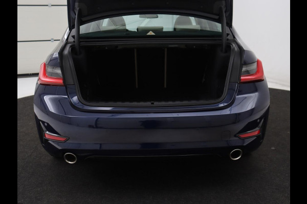 BMW 3-serie 320i High Executive Edition | Panoramadak | Leder | Stoel & Stuurverwarming | Adaptive Cruise | Sfeerverlichting