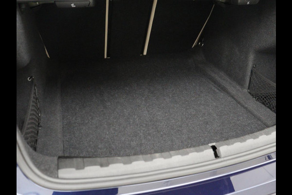 BMW 3-serie 320i High Executive Edition | Panoramadak | Leder | Stoel & Stuurverwarming | Adaptive Cruise | Sfeerverlichting