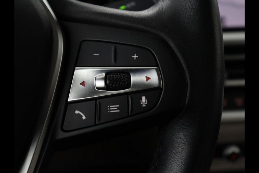 BMW 3-serie 320i High Executive Edition | Panoramadak | Leder | Stoel & Stuurverwarming | Adaptive Cruise | Sfeerverlichting